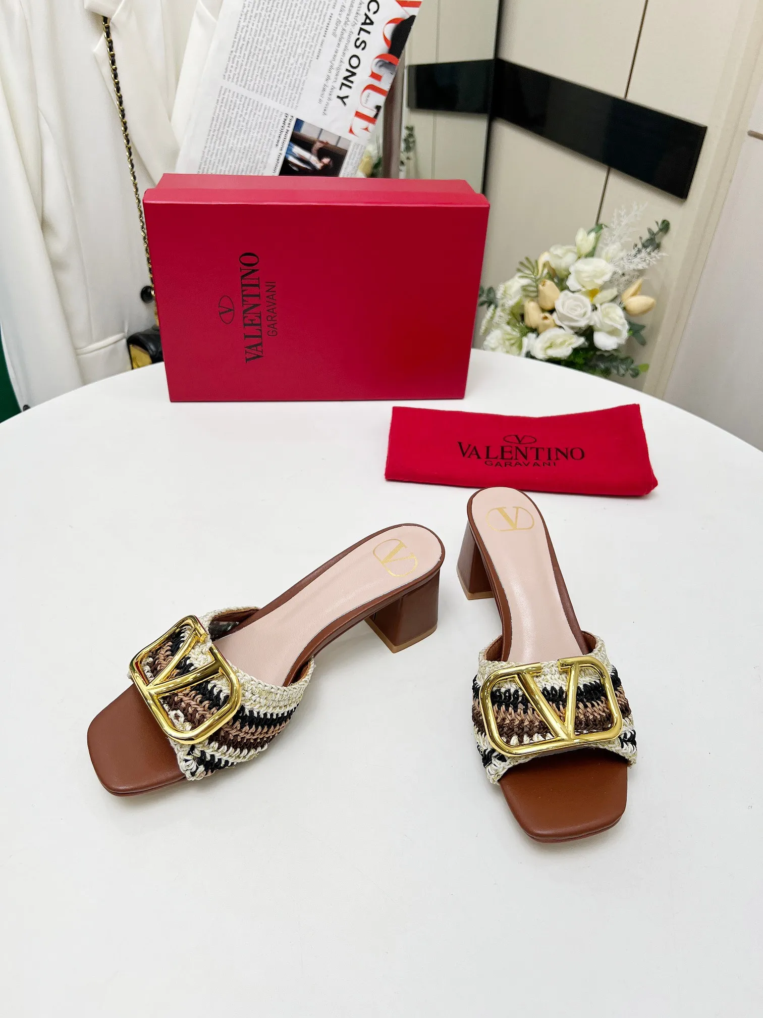 👟👟Ex-factory price 440👟👟 Genuine leather sole +30 🆕 Valentino👑👑 Latest series with perfect hand-woven details. A very eye-catching catwalk series launched [strong][strong] Code number: 35 to 43 (genuine leather sole +30)